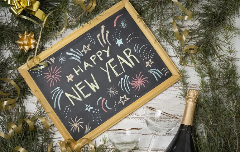 С Новым годом: красивые поздравления в стихах