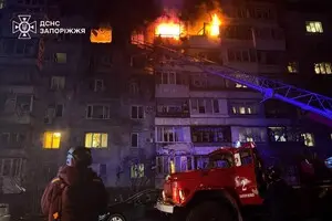 Прилет дрона по многоэтажке в Запорожье: ГСЧС показала фото и видео с места удара