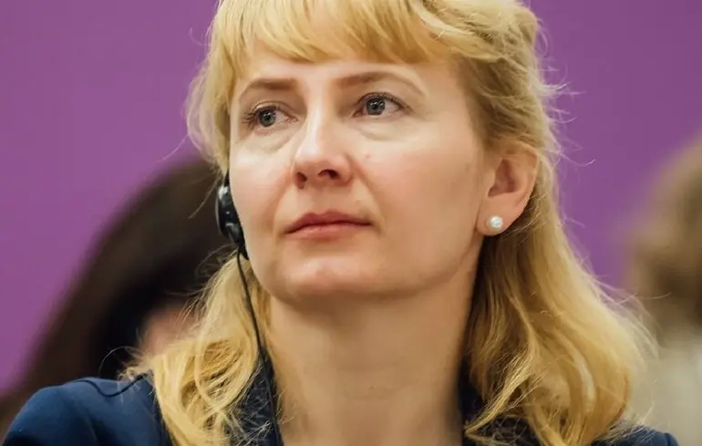 К вопросу срочных контрактов для учителей надо возвращаться после повышения зарплаты и изменения подходов к ее начислению - омбудсмен