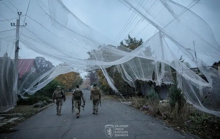 Воины зенитно-ракетного артиллерийского дивизиона 24 ОМБр имени короля Даниила натягивают защитные сетки от вражеских FPV-дронов на улицах Константиновки
