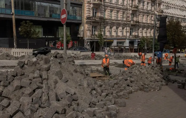 Киевский миллиардосжигающий завод и дороги