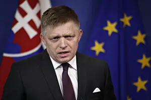 Автомобіль врізався в літак прем'єр-міністра Словаччини Фіцо