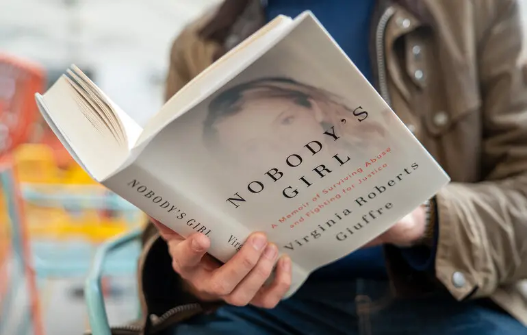 Книга Nobody's Girl Вірджинії Робертс Джуффре.