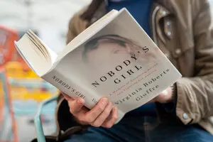 “Гірко-солодкий” успіх мемуарів обвинувачки Епштейна: за два місяці продали мільйон примірників