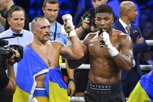 Усик подарил Джошуа вышиванку с национальным символом