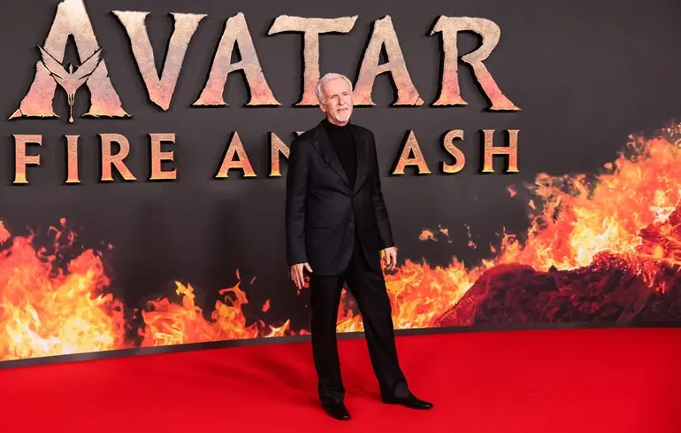 Режисер Джеймс Кемерон на прем'єрі фільму "Аватар: Вогонь і попіл".