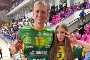 Скандал із булінгом доньки українського волейболіста у Варшаві: ліцей відрахував кривдника