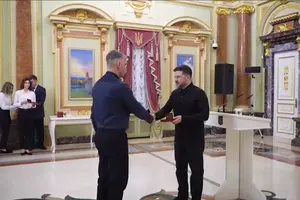 Президент Украины наградил государственными наградами 10 энергетиков ДТЭК за возврат света после обстрелов