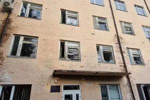 В Чернигове дрон РФ попал в пятиэтажку: погиб человек, среди раненых — ребенок