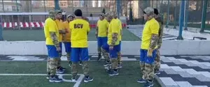 Пленных солдат ВСУ заставили играть в футбол в Донецке