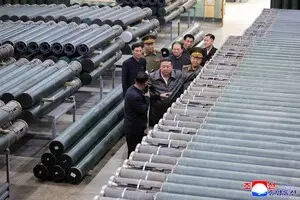 Ким Чен Ын приказал модернизировать производство оружия в КНДР — Bloomberg