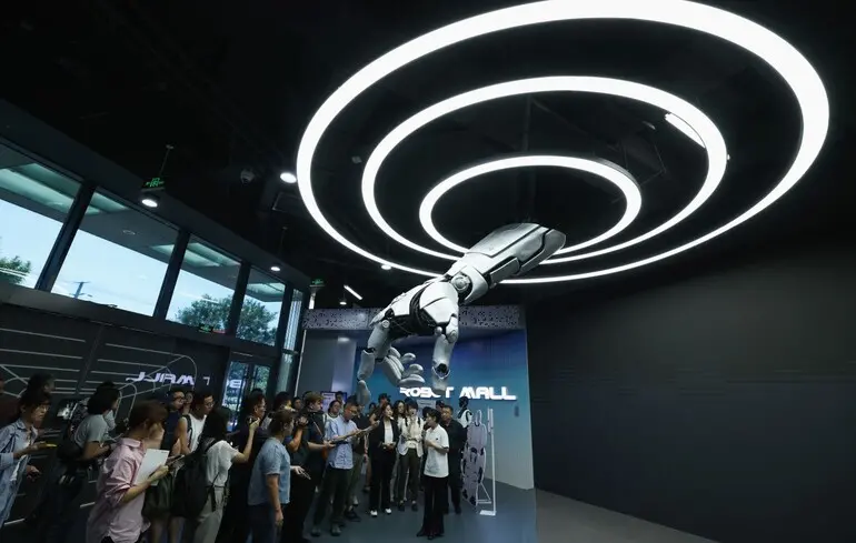 Фото з магазину роботів у Китаї.