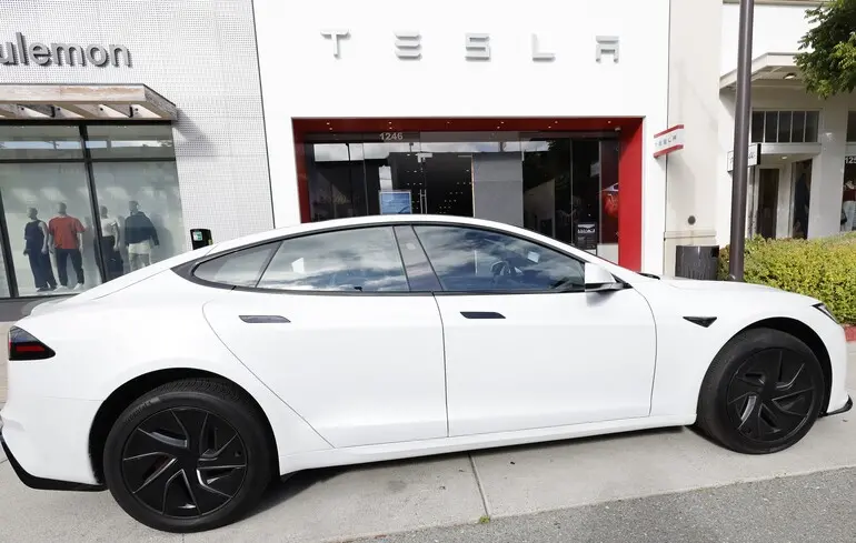 Электромобиль Tesla перед автосалоном компании.