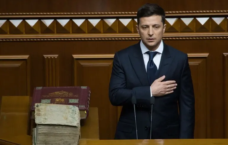 Владимир Зеленский в день инаугурации принимает присягу на Конституции Украины