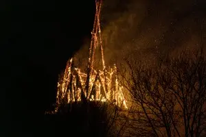 Новогодний пожар в Амстердаме уничтожает 150-летнюю церковь Вонделькерк: шпиль и крыша обвалились