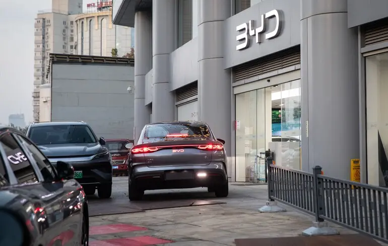 Машины возле автосалона BYD в Пекине.