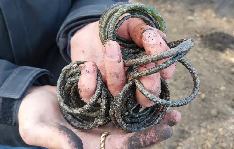 Цілі браслети знайдені в місті Володимир.