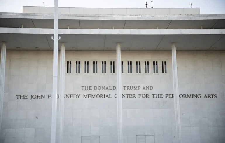 Центр Дональда Трампа и Джона Ф. Кеннеди.