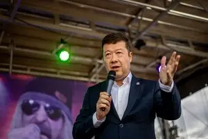 Десятки тысяч чехов подписали петицию с извинениями за антиукраинские высказывания спикера парламента Окамуры