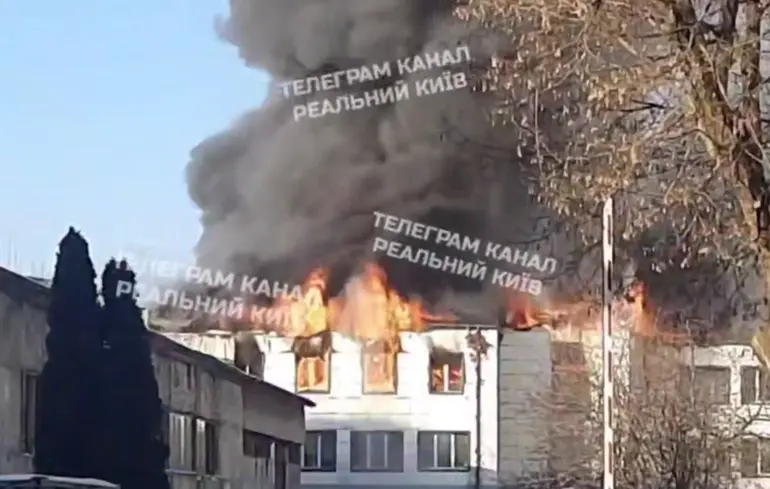 У Києві спалахнула сильна пожежа, чи є постраждалі невідомо: відео з місця події