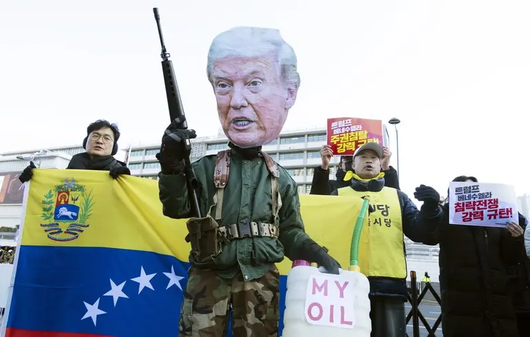 Протестувальник у масці із зображенням президента США Дональда Трампа на акції проти військових дій американців у Венесуелі / Сеул, Південна Корея, 5 січня 2026 року