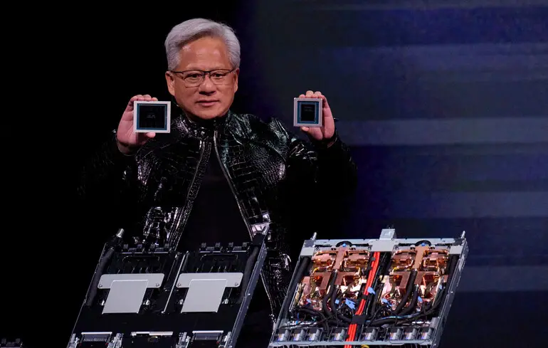 Генеральний директор Nvidia Дженсен Хуанг представляє нові чипи під час Nvidia Live на виставці CES 2026.