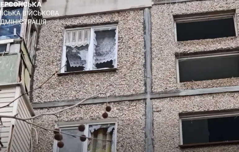 Российские оккупанты нанесли удар по центру Херсона — есть погибший