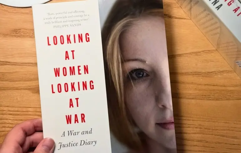 Книга Виктории Амелиной Looking at Women Looking at War: Дневник войны и справедливости.