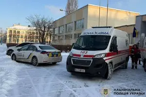 В Киеве ученик с ножом напал на учительницу и одноклассника