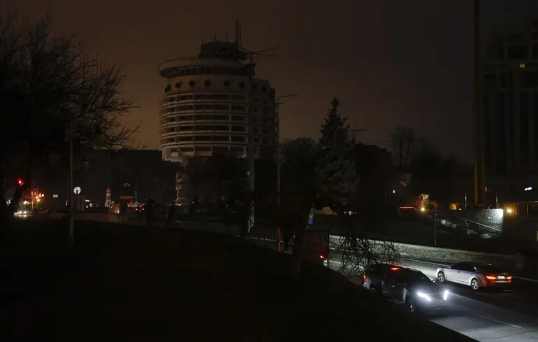 Отключение электроэнергии в Киеве из-за обстрелов со стороны России / 9 декабря 2026 года