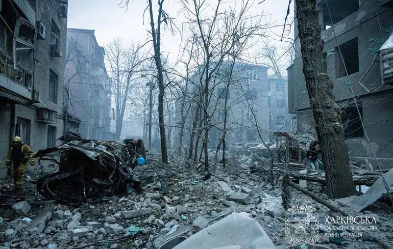 Последствия одного из ударов по жилым кварталам Харькова