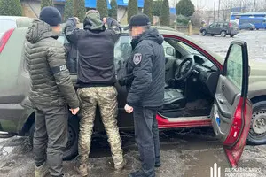 ДБР на Донеччині затримало військовослужбовця на спробі продажу кулеметів