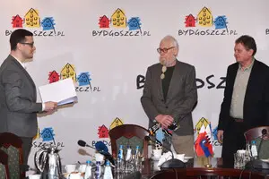 Украинца в Польше наградили за спасение двух детей, которые провалились под лед