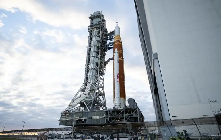 Возвращение на Луну становится ближе: ракета миссии Artemis II уже на стартовой площадке