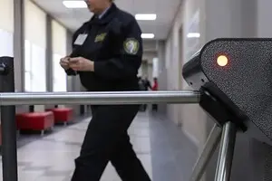 Важно знать: какие опасные предметы нельзя приносить в школу