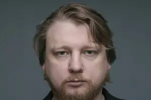 Против ведущего 