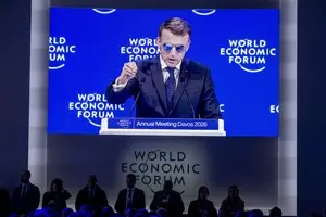 Макрон прокомментировал слив Трампом их частной переписки