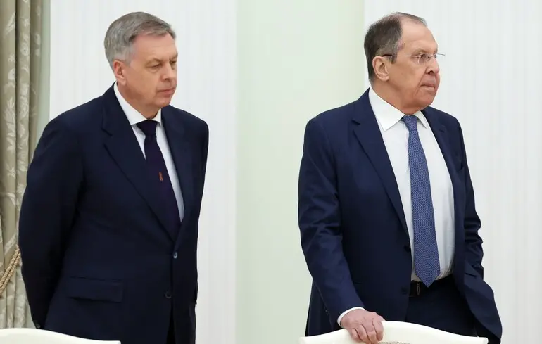 Ліворуч — голова ГРУ Ігор Костюков, праворуч — міністр закордонних справ Сєргєй Лавров