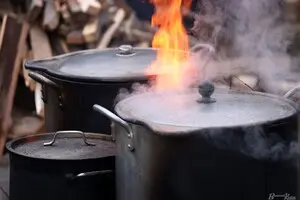 В Киеве развернули десятки полевых кухонь для жителей без газа и тепла