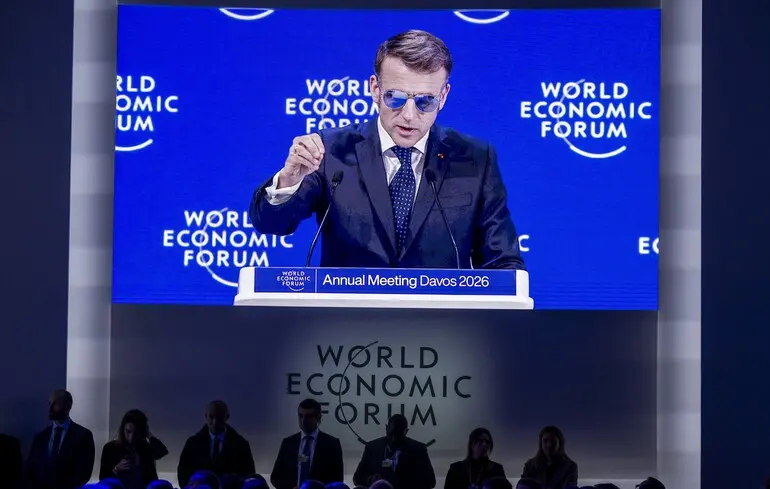 Стармер пошутил над солнцезащитными очками Макрона — видео