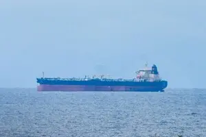 Санкции не остановили: танкер с российской нефтью под охраной Испании прошел в Марокко