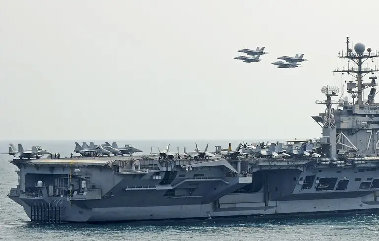 Истребители F/A-18F Super Hornet летят над авианосцем USS Abraham Lincoln, Ормузский пролив / 9 февраля 2012 года