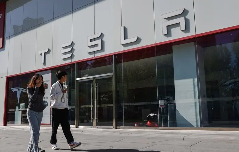 Tesla інвестує $2 млрд в xAI: виробництво роботаксі Cybercab розпочнеться у 2026 році