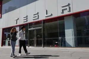 Tesla інвестує $2 млрд в xAI: виробництво роботаксі Cybercab розпочнеться у 2026 році
