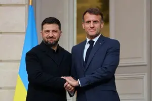 Франция вынуждена отпустить российский подсанкционный танкер. Макрон объяснил причину