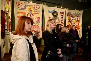 Золотий рай Анни Сапон: у Києві відкрилася виставка «З художницями, кураторками, золотими заходами сонця»
