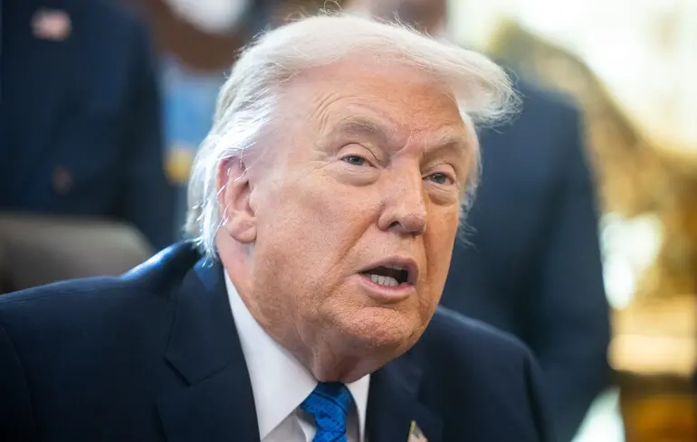 Президент США Дональд Трамп підписує укази в Овальному кабінеті Білого дому, Вашингтон / 30 січня 2026 року