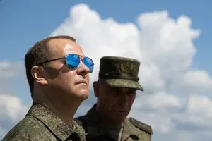Медведев снова разбрасывается ядерными угрозами: 