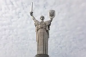 Росіяни пошкодили в Києві музей історії України у Другій світовій війні «Батьківщину-матір»: фото