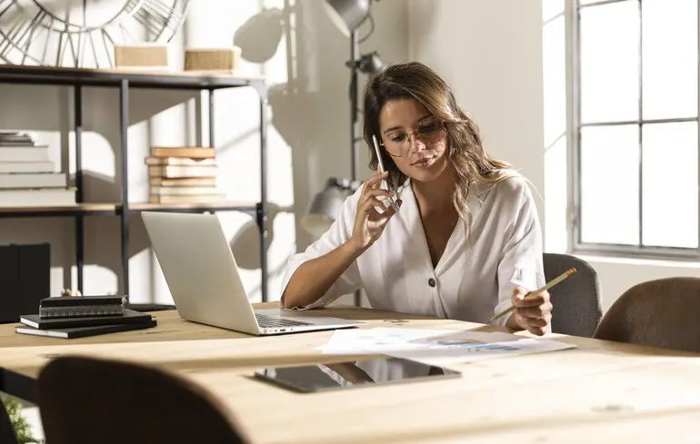 ИИ угрожает женщинам в технологиях и финансах больше, чем мужчинам — отчет